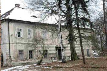 Pohled přes plot ( © Aleš Marek 01/2006)