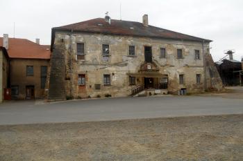 Pohled na starší část zámku na místě původní tvrze (© Vojtěch Barcal, 06/2015)