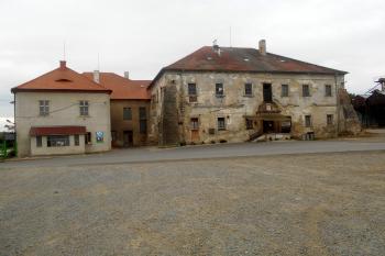 Obě části zámku - starší renesanční s erbem Berků z Dubé nad vchodem a mladší část barokní. (© Vojtěch Barcal, 06/2015)
