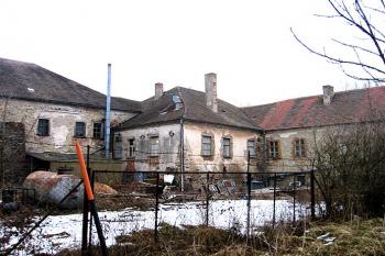 Propojení berkovského zámku s novým zámkem ( © Pavel Vítek 02/2006)