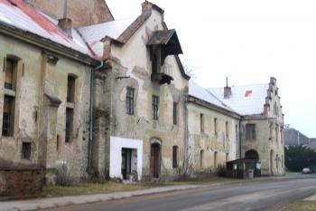 Pseudogotický cukrovar stojící vedle zámku ( © Pavel Vítek 02/2006)