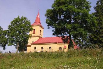 pohled na kostel z cesty (© Vojtěch Šedý 12/2005)