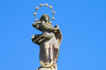Panna Marie na vrcholu štítu (© Milan Caha  05/2023)
