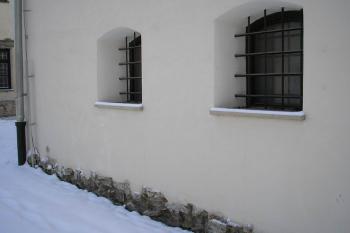 v patě stavby lze spatřit odhalené středověké zdivo (© ondřej Štěpánek 12/2005)