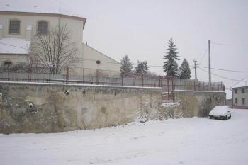 pás hradeb  v prostoru bývalého kláštera (© ondřej Štěpánek 12/2005)