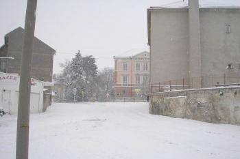 hradby se stáčejí do prostoru , kde stávala kroměřížská brána (© ondřej Štěpánek 12/2005)