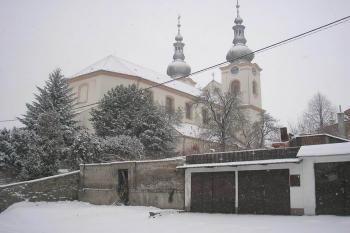 pás hradeb je přerušen garážemi (© ondřej Štěpánek 12/2005)