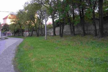 průběh hradeb v ulici Podvalí ( © Ondřej Štěpánek 05/2006)