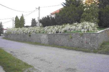 kamenná hradba pod kostelem ( © Ondřej Štěpánek 05/2006)
