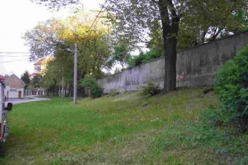 dodnes z části dochovaný pruběh hradby a valu ( © Ondřej Štěpánek 05/2006)