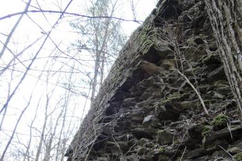 Na vnější straně byla nově vyzděná východní část opatřena skarpem, který byl ještě zpevněný trámovým věncem (© Jan Večeřa, 02/2016)