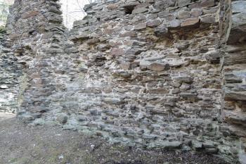 Přízemí paláce, původně plochostropé, snad byl líc odsekán pro založení druhotně vložené klenby, podle tvaru odsekávky snad křížové (?) (© Jan Večeřa, 02/2016)