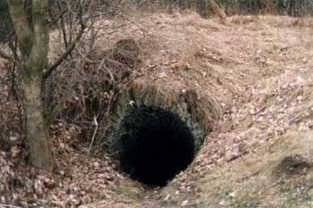 Vchod do podzemí (© Vlky, Jirka Čížek)