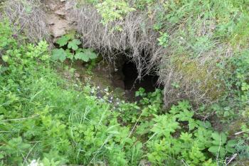 Další z vchodů do podzemí (© Jaroslav Šefčík, 05/2009)
