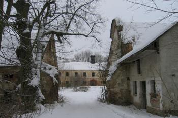 Tady bývala hlavní brána do zámeckého areálu ( © Pavel Vítek 01/2006)