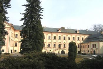 Pohled na zámek z parku ( © Pavel Vítek 03/2006)