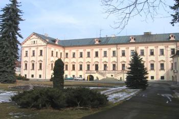 Vstupní průčelí zámku ( © Pavel Vítek 03/2006)