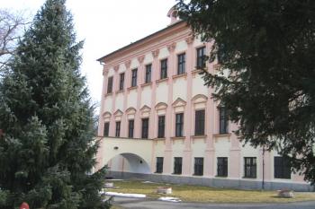 Zámek a oblouk propojovacího mostu do kostela sv. Jana Nepomuckého ( © Pavel Vítek 03/2006)