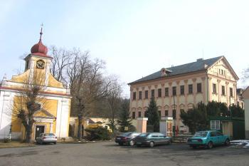 Zámek a propojovací most do kostela sv. Jana Nepomuckého ( © Pavel Vítek 03/2006)