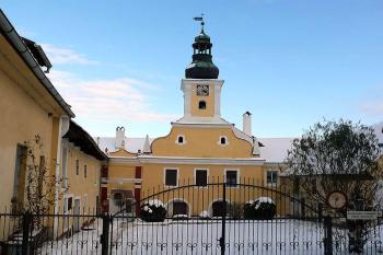 Západní průčelí zámku v Římově (© Jiří Cukr, 12/2010)
