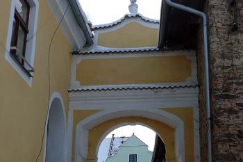 Průhled branou k budově obecního úřadu (© Jiří Cukr, 12/2010)
