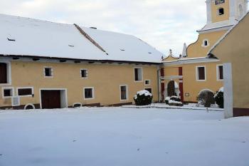 Dvůr před zámkem s hospodářskými budovami (pivovarem) (© Jiří Cukr, 12/2010)