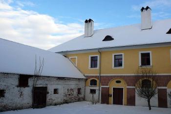 Část obsahující původní tvrz (© Jiří Cukr, 12/2010)