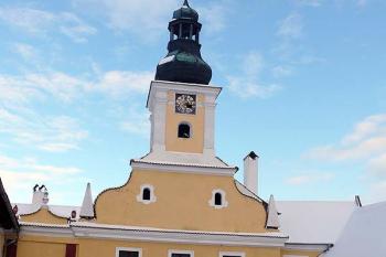 Západní průčelí s barokním štítem a věží (© Jiří Cukr, 12/2010)