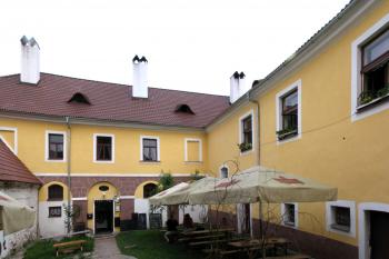 pohled do nádvoří (© Pavel Zany Komárek  17. 6. 2005)