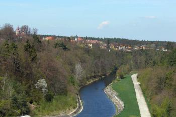 Římov s budovou zámku uprostřed z hráze Římovské přehrady (© Jiří Cukr, 04/2010)