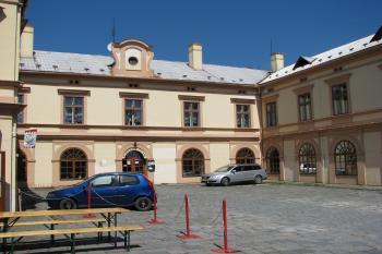 Zámecké nádvoří (© Pavel Lasztovicza, 05/2017)