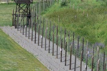 Tábor byl stavěn dle nacistických a sovětských modelů... ( © Petr Turyna 06/2006)