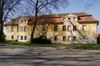 Pohled na zámek z návsi (© Lukáš Pechánek, 04/2010)