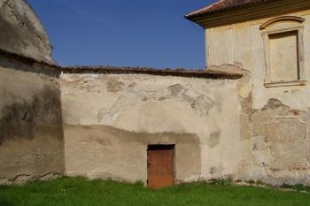 Kamenné ostění zazděného průjezdu (© Lukáš Pechánek, 04/2010)