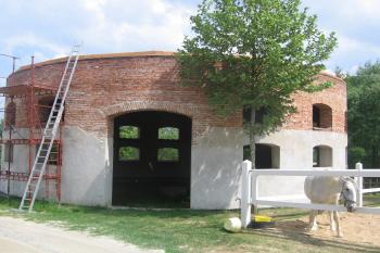 rotunda před vjezdem do zámeckého parku (opravovaná do své původní krásy) (© Jaroslav Špiroch, 05/2018)