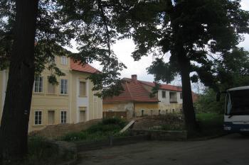 pohled na hlavní průčelí zámku z návsi, s vjezdem k hlavnímu vstupu do zámku ve fázi oprav (© Jaroslav Špiroch, 05/2018)