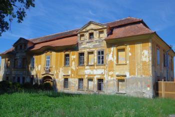 vstupní průčelí ( © Pavel Zany Komárek 17.5. 2009)