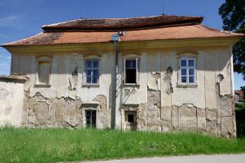 boční fasáda (© Pavel Zany Komárek 17.5. 2009)