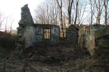 Zřícené stavby u lomu ( © Jiří Čížek 12/2008)