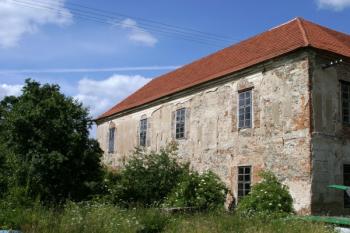 Jižní průčelí tvrze ( © Filip Matoušek 07/2004)