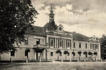 průčelí zámku na historické pohlednici z počátku 20. století ( © neznámý autor, odesláno r. 1904 (sbírka J. Úlovce))
