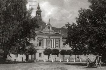 průčelí zámku na historické pohlednici z 20. let 20. století ( © vydal J. Příhoda, Sedlčany, 1927, tisk Foto-Fon (sbírka J. Úlovce))
