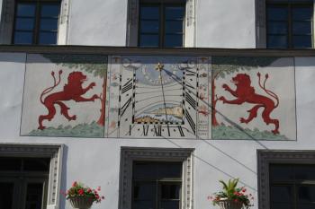 Sluneční hodiny na jižní stěně nárožní věžice ( © Ivan Grisa 06/2006)