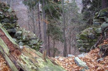 pozůstatek hradu (© Rodochrozit, 11/2006)