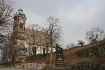 Kostel od jihozápadu, vpravo pomník padlým ( © Ivan Grisa 02/2007)