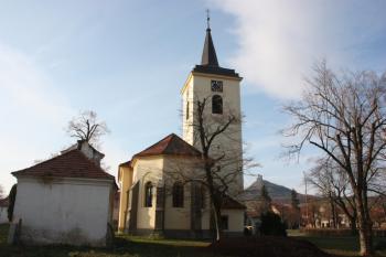 Kostel a márnice od východu, vpravo v pozadí Hazmburk ( © Ivan Grisa 12/2009)
