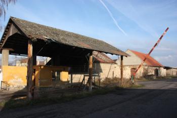 Stodola na jižním obvodu vsi zasažená úpravou na část areálu socialistického zemědělství ( © Ivan Grisa 12/2009)