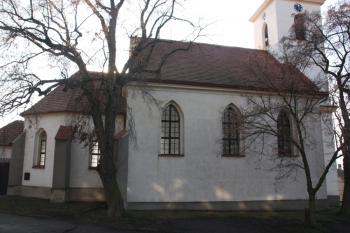 Loď a presbytář od severu ( © Ivan Grisa 12/2009)