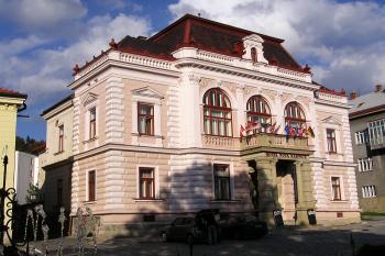 Nová radnice na Horním náměstí ve Vsetíně ( © Jan P. Štěpánek 10/2007)