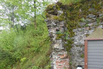 3. brána (kulisová) a zbytky špalety střílny (© Jan Večeřa, 05/2015)